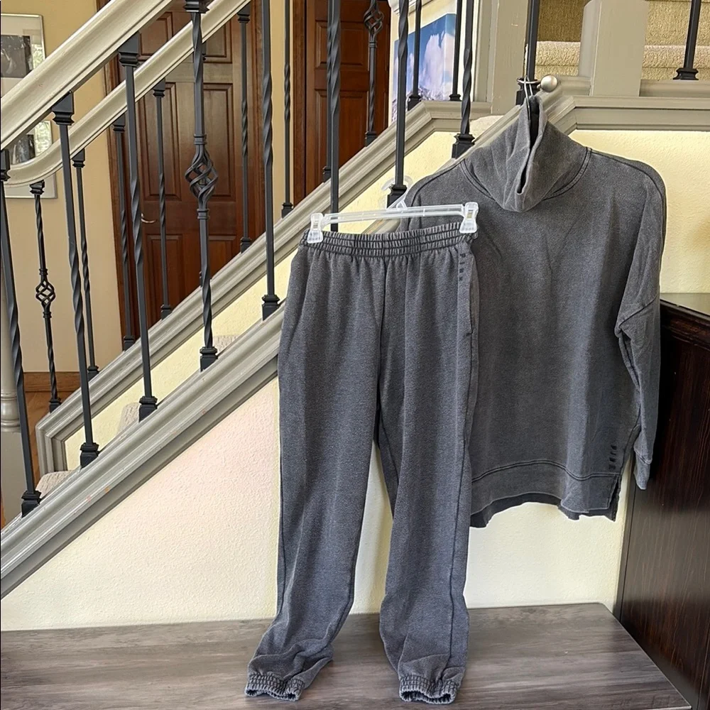 Pink by Victoria’s Secret XS Charcoal Gray Turtleneck Sweatshirt and Joggers Set - Picture 5 of 16